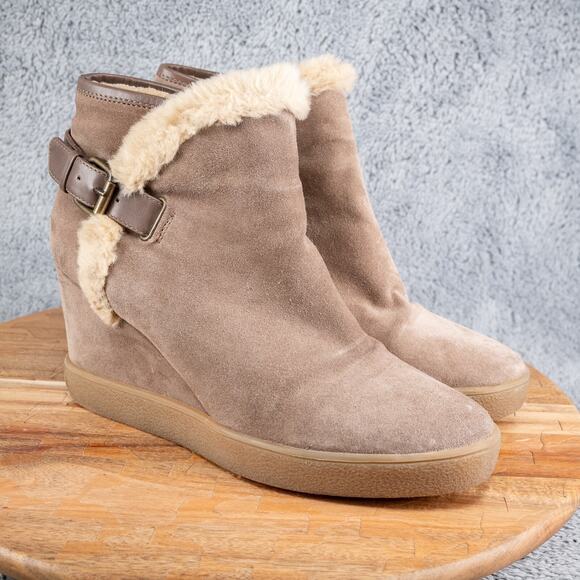$450 AQUATALIA Cameron WATERPROOF Faux-fur-trimmed Suede WEDGE BOOTIE 9.5 (X10) - Picture 1 of 6